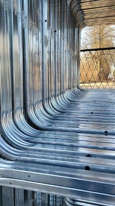 Attēls Metāla viengabala arkas siltumnīca GAUDI 3m platumā 25x20mm arkas